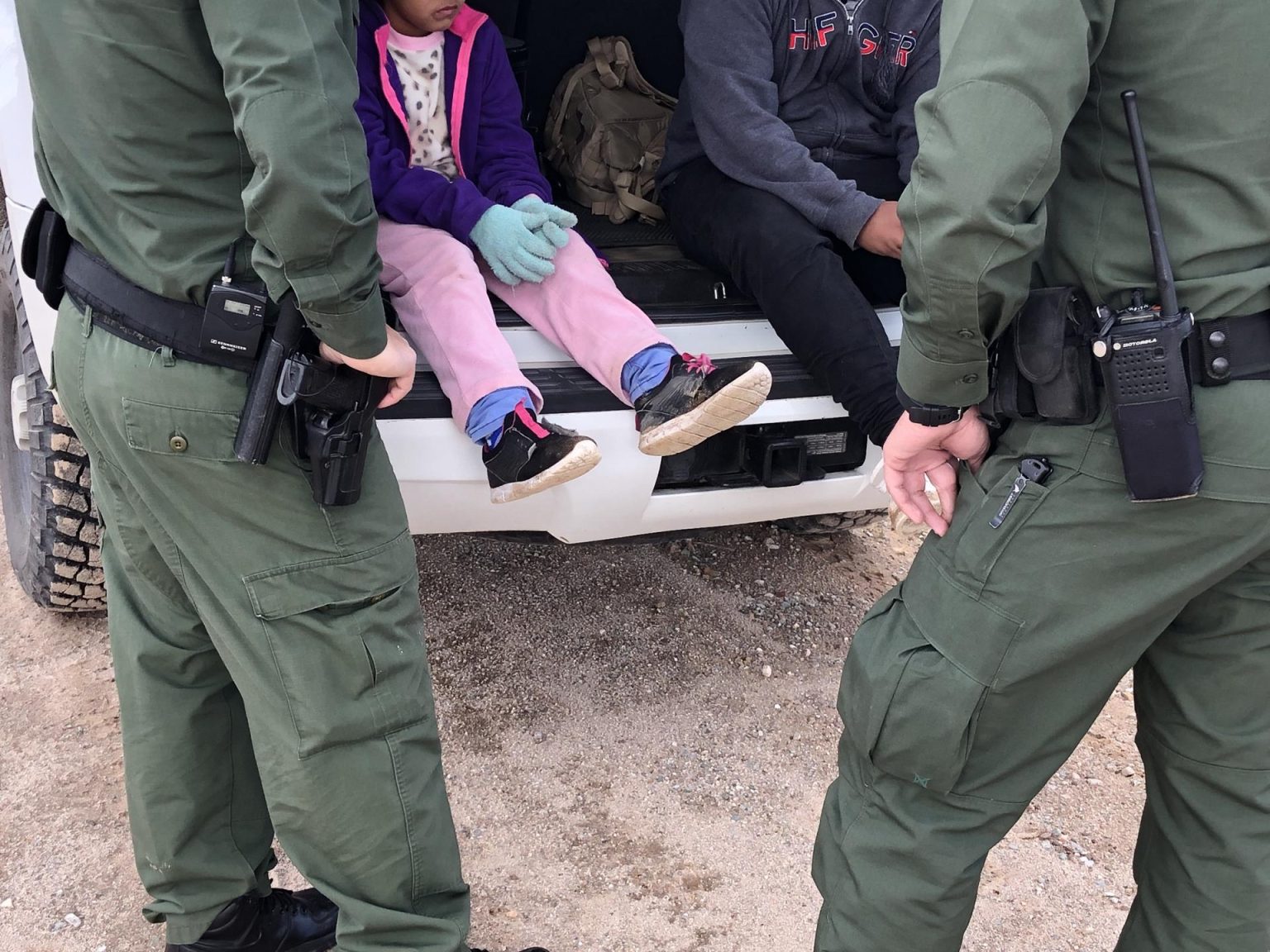 Fotografía de archivo donde aparecen dos agentes de la Patrulla Fronteriza mientras atienden a unos niños en un punto del área conocido como Quitobaquito, en la frontera de Arizona con México (EE.UU.). Imagen de archivo. EFE/Paula Díaz