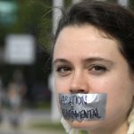 Una mujer se tapa la boca con una cinta que dice "Aborto es fundamental" durante una manifestación. Imagen de archivo EFE/ Lenin Nolly