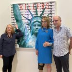 María José (i) y Fred Wright (d), cuyo hijo murió en la matanza de la discoteca Pulse, posan junto a la excongresista demócrata Gabby Giffords (c) frente a una obra de la artista Bonnie Lautenberg contra la violencia armada, hoy, en el Museo Judío de Miami Beach (Estados Unidos). EFE/Ana Mengotti