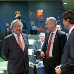 Fotografía cedida por la ONU donde aparece su secretario general, António Guterres (i), mientras conversa con el presidente del septuagésimo séptimo período de sesiones de la Asamblea General, Csaba Kőrösi (c), durante la inauguración de la Conferencia del Agua, hoy, en la sede del organismo internacional en Nueva York (Estados Unidos). EFE/ Mark Garten / ONU/ / SOLO USO EDITORIAL/ SOLO DISPONIBLE PARA ILUSTRAR LA NOTICIA QUE ACOMPAÑA (CRÉDITO OBLIGATORIO)