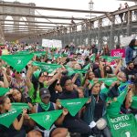 Cientos de mujeres se manifiestan en el puente de Brooklyn en defensa del aborto libre, en Nueva York (EE.UU). Imagen de archivo. EFE/Jorge Fuentelsaz