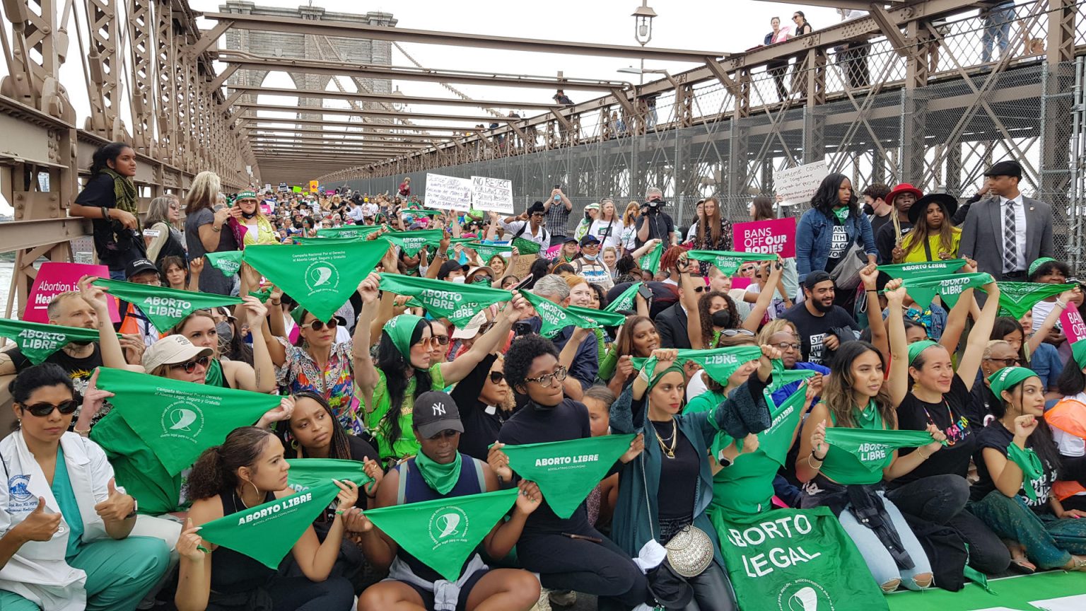 Cientos de mujeres se manifiestan en el puente de Brooklyn en defensa del aborto libre, en Nueva York (EE.UU). Imagen de archivo. EFE/Jorge Fuentelsaz