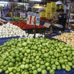 Comerciantes ofrecen sus productos en el Mercado Jamaica, en la Ciudad de México (México). Imagen de archivo. EFE/Isaac Esquivel