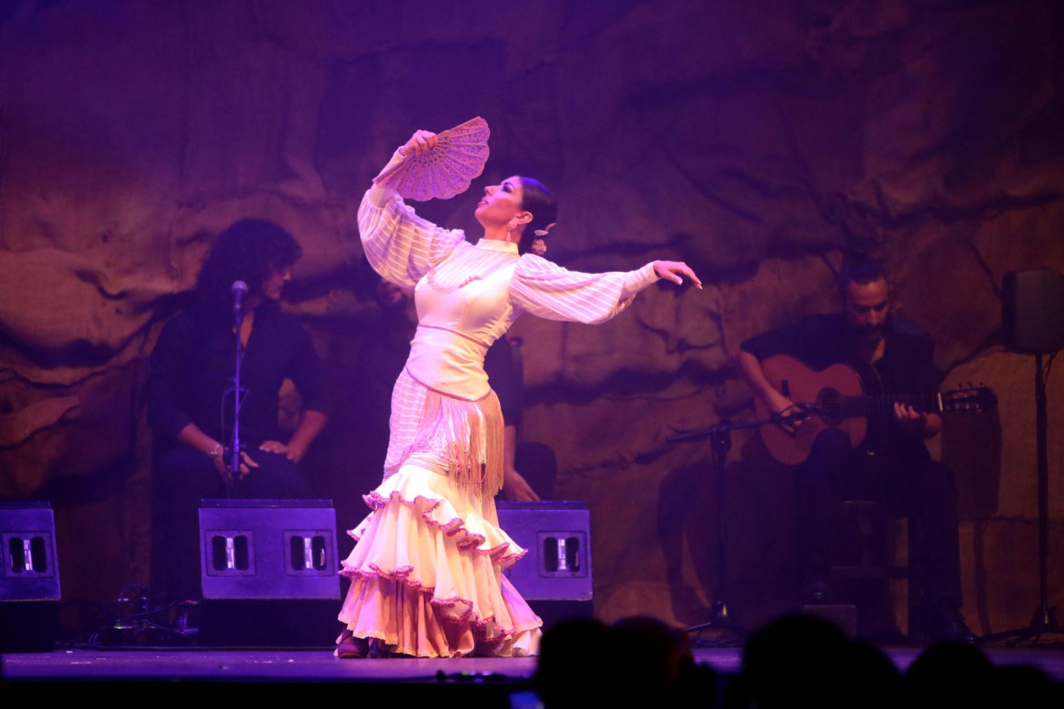 Fotografía cedida este martes, 14 de marzo, por La Compañía Flamenca Irene Lozano, a través del Centro Adrienne Arsht para las Artes Escénicas, donde aparece la bailaora Irene Lozano, durante una presentación de su espectáculo "Las mujeres que habitan en mi". EFE/Compañía Irene Lozano