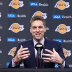 El español Pau Gasol habla en una rueda de prensa hoy, antes del partido de la NBA entre Los Angeles Lakers y Memphis Grizzlies en Crypto.Com Arena en Los Ángeles (EEUU). EFE/ Phillip Kim