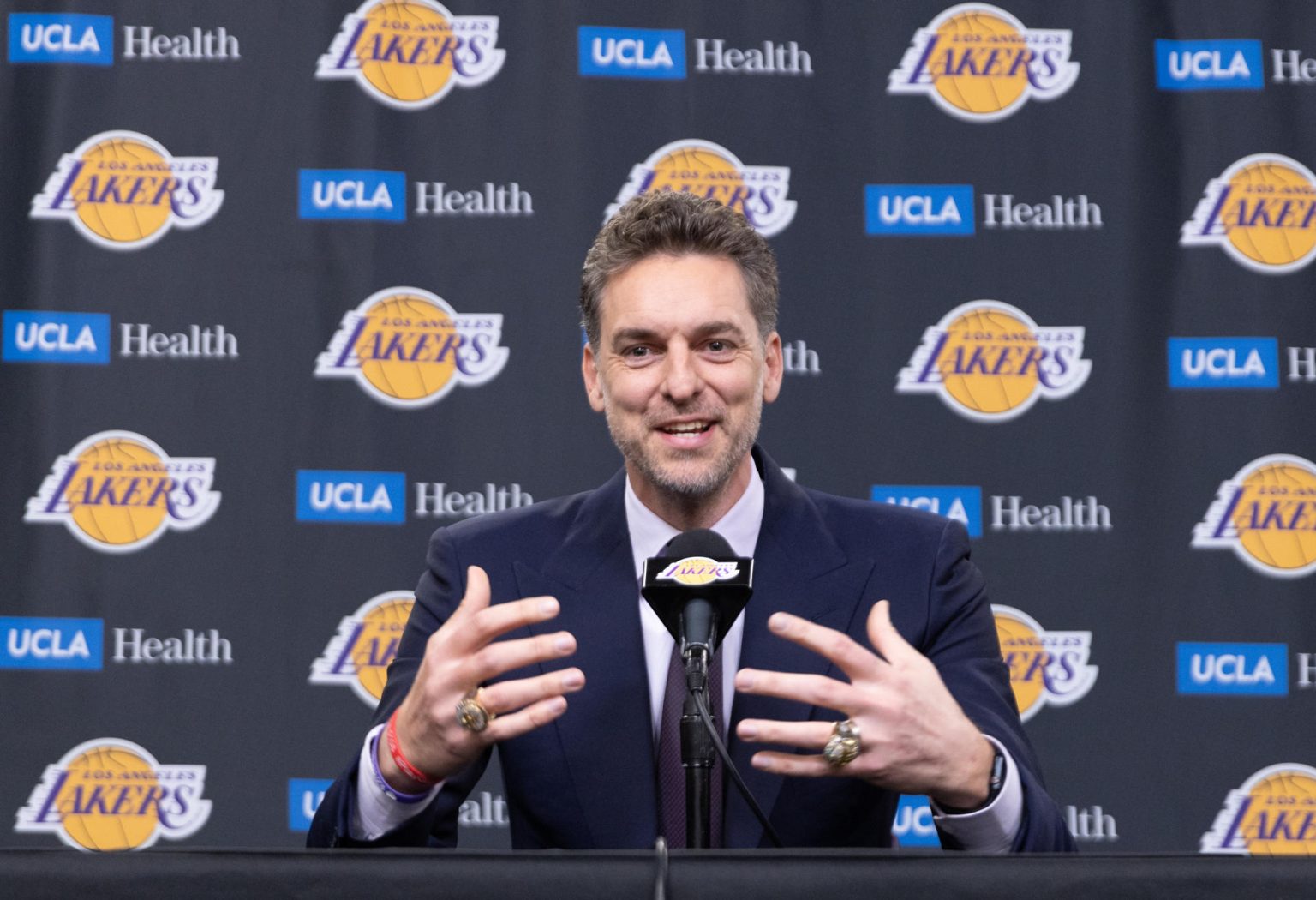 El español Pau Gasol habla en una rueda de prensa hoy, antes del partido de la NBA entre Los Angeles Lakers y Memphis Grizzlies en Crypto.Com Arena en Los Ángeles (EEUU). EFE/ Phillip Kim