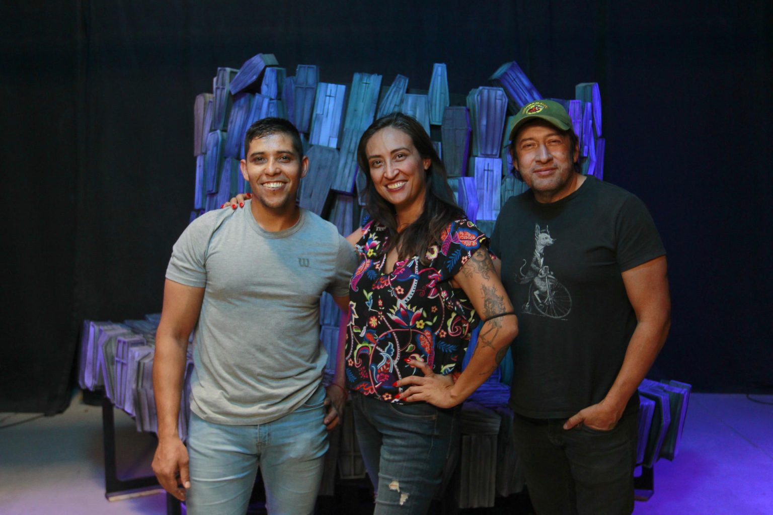 La directora del Centro Internacional de Animación "Taller del Chucho", Angélica Lares (c), el asistente de dirección de arte, Salvador Rodríguez (i) y el animador mexicano Luis Téllez (d), posan durante una entrevista con EFE el 10 de marzo de 2023, en las instalaciones del Taller del Chucho en Guadalajara (México). EFE/ Francisco Guasco