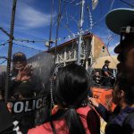 Policías estadounidenses acuden a controlar una protesta de cientos de migrantes hoy, en el Puente internacional Paso del Norte en Ciudad Juárez hoy, en Ciudad Juárez (México). EFE/ Luis Torres