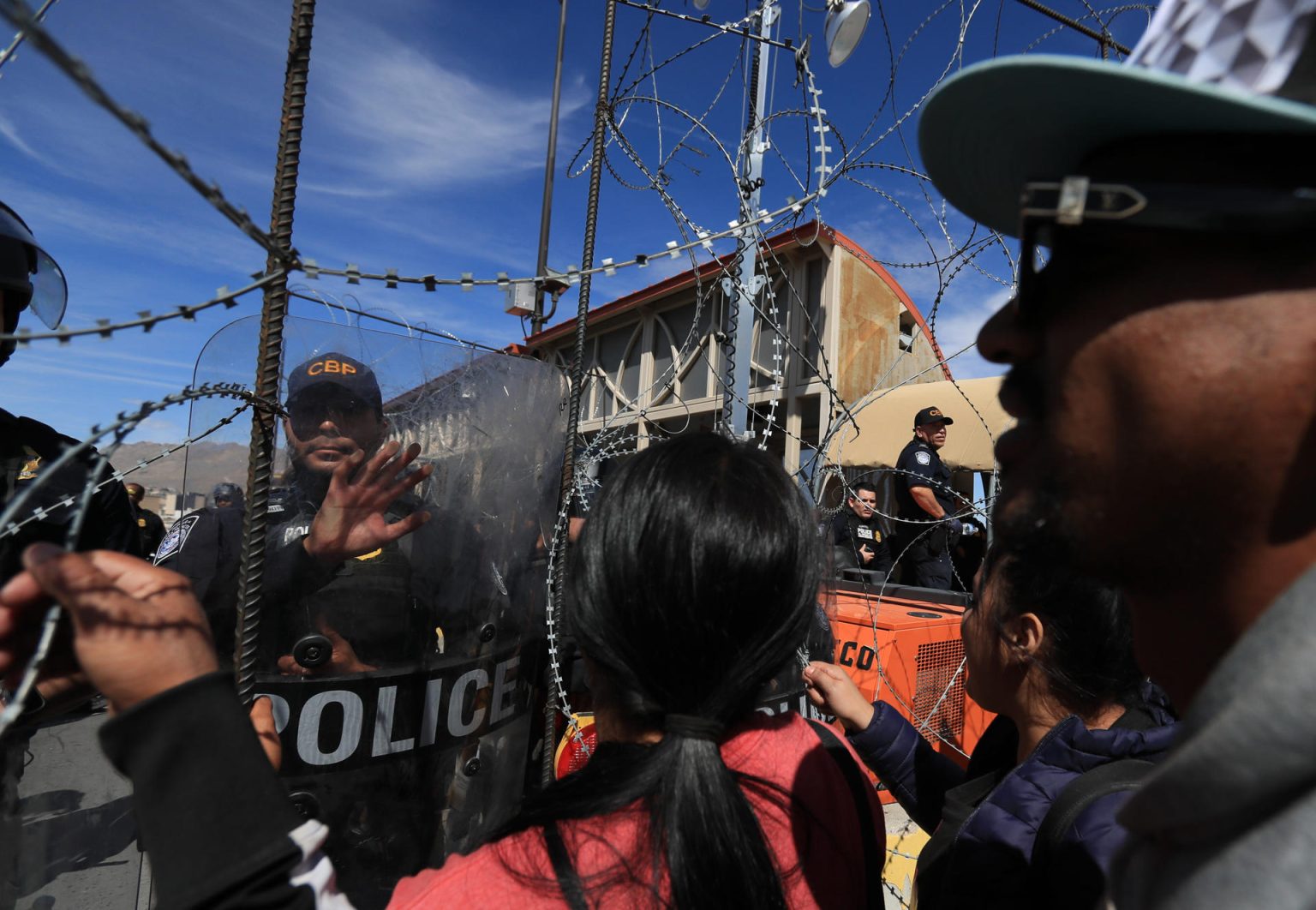 Policías estadounidenses acuden a controlar una protesta de cientos de migrantes hoy, en el Puente internacional Paso del Norte en Ciudad Juárez hoy, en Ciudad Juárez (México). EFE/ Luis Torres