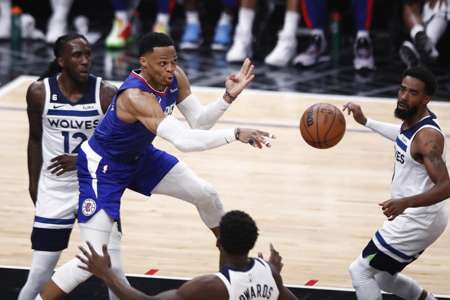 El escolta de Clippers Russell Westbrook (2-I) pasa a un compañero mientras es custodiado por los jugadores de los Minnesota Timberwolves Taurean Prince (I), Anthony Edwards (C) y Mike Conley (d), durante el segundo cuarto del partido de baloncesto de la NBA. EFE /CAROLINE BREHMAN