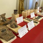 Piezas expuestas este viernes en Roma (Italia) de una colección de 43 objetos históricos prehispánicos formada por figuras votivas antropomórficas, collares, vasijas y vasos que se incautaron en Italia tras haber sido sustraídas de yacimientos arqueológicos de toda la geografía mexicana y que serán devueltos a México la semana que viene. EFE/ Raúl Martínez Mendo