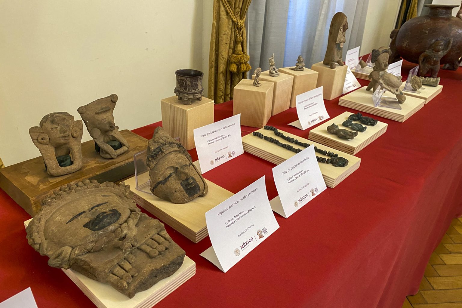 Piezas expuestas este viernes en Roma (Italia) de una colección de 43 objetos históricos prehispánicos formada por figuras votivas antropomórficas, collares, vasijas y vasos que se incautaron en Italia tras haber sido sustraídas de yacimientos arqueológicos de toda la geografía mexicana y que serán devueltos a México la semana que viene. EFE/ Raúl Martínez Mendo