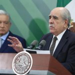 El titular de la Unidad de Inteligencia Financiera (UIF) del Gobierno, Pablo Gómez (d), participa hoy en la rueda de prensa matutina del presidente de México, Andrés Manuel López Obrador, en Ciudad de México (México). EFE/Mario Guzmán