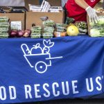 Voluntarios locales fueron registrados este sábado, 25 de marzo, al trabajar con la fundación Food Rescue US, al recolectar y compartir alimentos con personas necesitadas, en la Iglesia de el Nazareno, en Miami (Florida, EE.UU.). EFE/Cristóbal Herrera