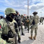 Soldados hacen presencia durante la entrega de dos de los cuatro estadounidenses secuestrados el pasado viernes tras cruzar la frontera en la ciudad fronteriza de Matamoros, hoy, en el municipio de Matamoros en el estado de Tamaulipas (México). EFE/Str