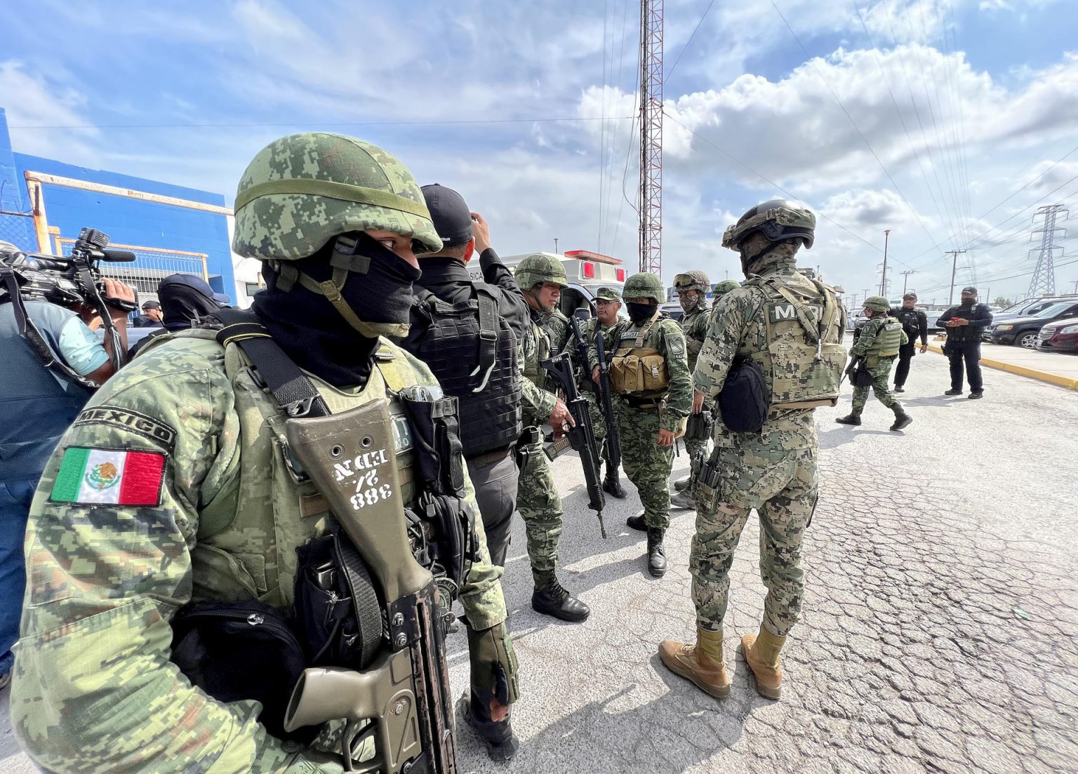 Soldados hacen presencia durante la entrega de dos de los cuatro estadounidenses secuestrados el pasado viernes tras cruzar la frontera en la ciudad fronteriza de Matamoros, hoy, en el municipio de Matamoros en el estado de Tamaulipas (México). EFE/Str