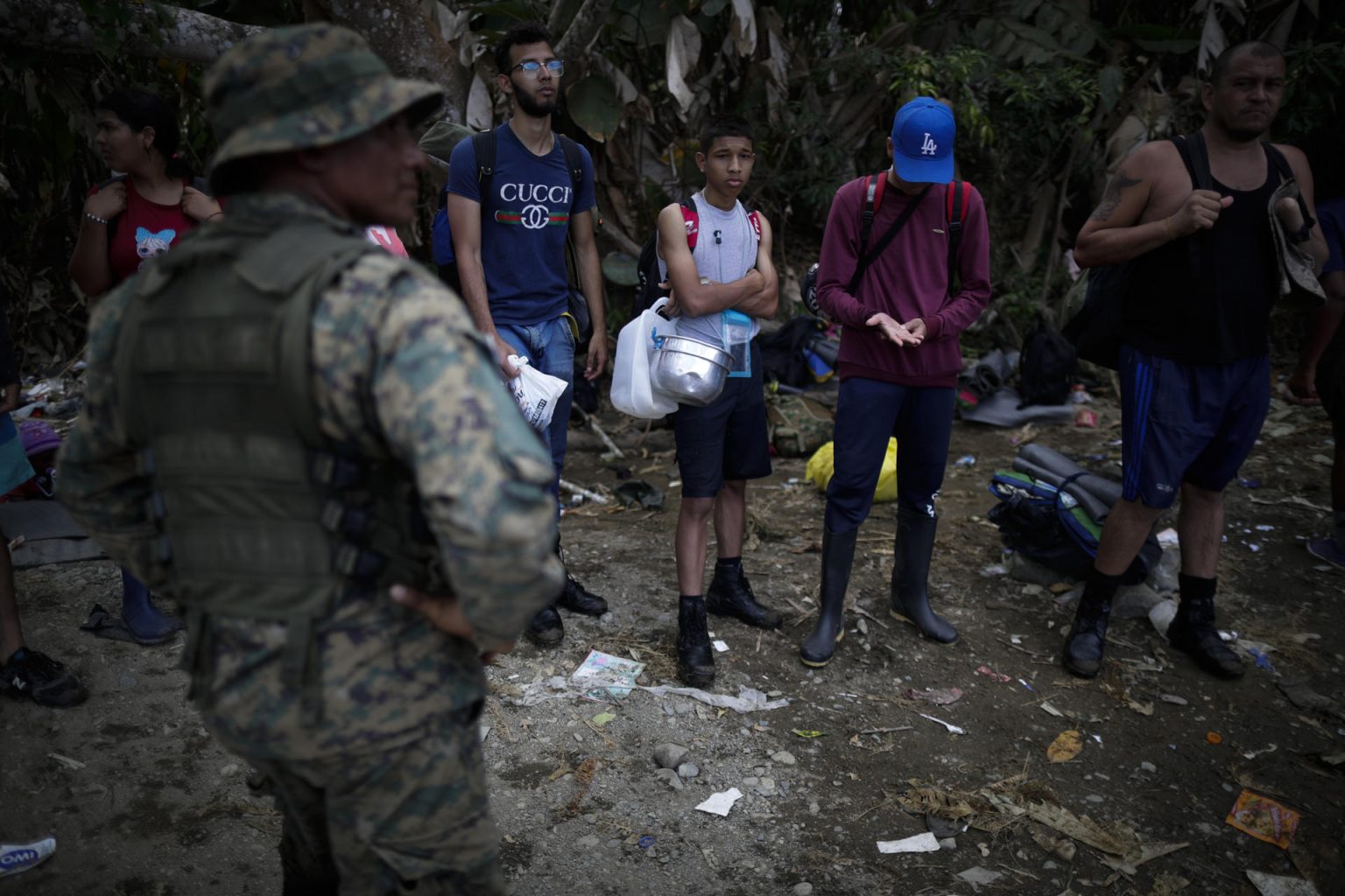 Personas migrantes esperan para ser trasladados en canoa desde la Quebrada León hasta a la comunidad de Bajo Chiquito, el 10 de marzo de 2023, en Darién (Panamá). EFE/ Bienvenido Velasco