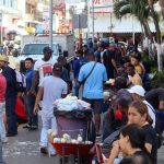 Migrantes permanecen en una plaza mientras esperan soluciones a su situación migratoria, hoy, en Tapachula (México). EFE/ Juan Manuel Blanco