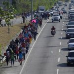 Unas 60 personas, parte de una caravana migrante, parten hacia EEUU desde San Salvador (El Salvador). Imagen de archivo. EFE/ Rodrigo Sura