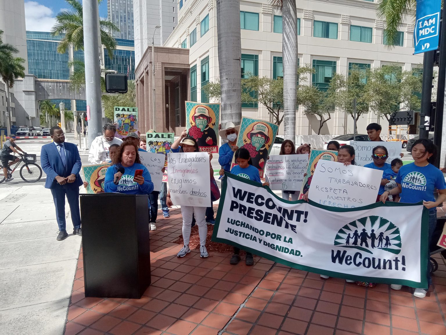 a líder de la organización WeCount, que es parte de la Coalición de Inmigrantes de Florida (FLIC), la peruana Virginia Vicente (i), habla hoy durante una manifestación ante la sede los juzgados en Miami, Florida. EFE/Alfonso Rodríguez