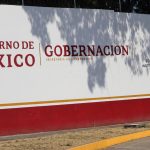 Fotografía de archivo fechada el 21 de agosto de 2022 de un migrante caminando a las afueras de las oficinas migratorias en la ciudad de Tapachula en el estado de Chiapas (México). EFE/Juan Manuel Blanco