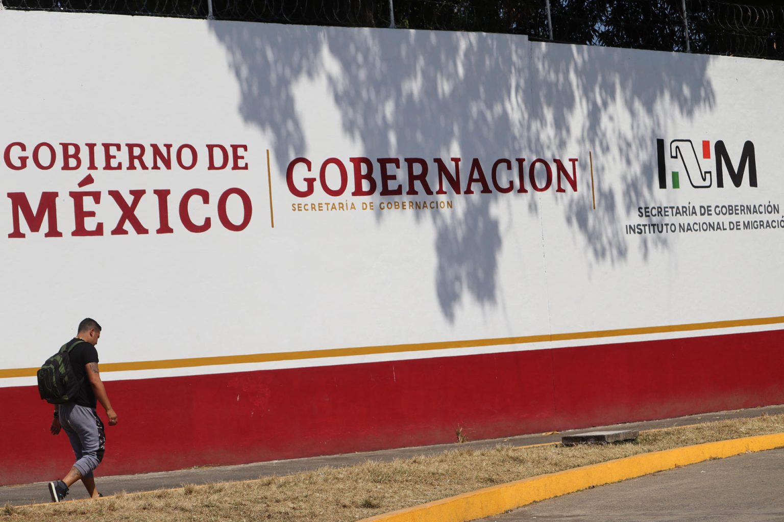 Fotografía de archivo fechada el 21 de agosto de 2022 de un migrante caminando a las afueras de las oficinas migratorias en la ciudad de Tapachula en el estado de Chiapas (México). EFE/Juan Manuel Blanco