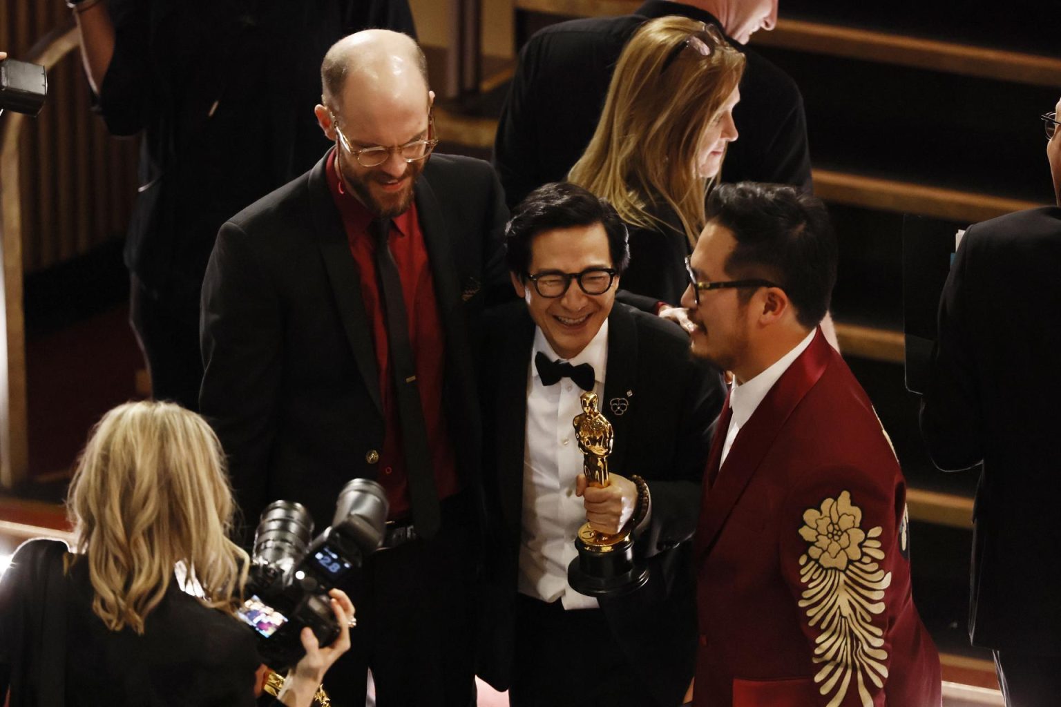 Daniel Scheinert (i) y Daniel Kwan (d) con Ke Huy Quan (c). EFE/EPA/ETIENNE LAURENT