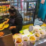 Una mujer desplazada por la violencia, prepara alimentos en un puesto ambulante el 28 de febrero de 2023, en la ciudad fronteriza de Tijuana, Baja California (México). EFE/Joebeth Terriquez