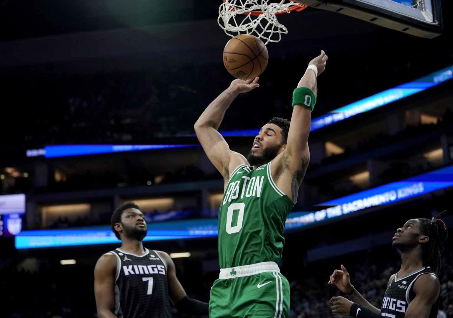 Jayson Tatum (c) de los Boston Celtics en acción frente a Chimezie Metu (i) y Keon Ellis (d) de los Sacramento Kings, en el Golden 1 Center, en Sacramento, California (EE.UU.), este 21 de marzo de 2023. EFE/EPA/John G. Mabanglo