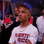 Cientos de fanáticos boricuas observan la transmisión de la selección de Puerto Rico hoy, en el Distrito T-Mobile, durante un partido del Clásico Mundial de Béisbol, entre Puerto Rico y México, en San Juan (Puerto Rico). EFE/ Thais Llorca