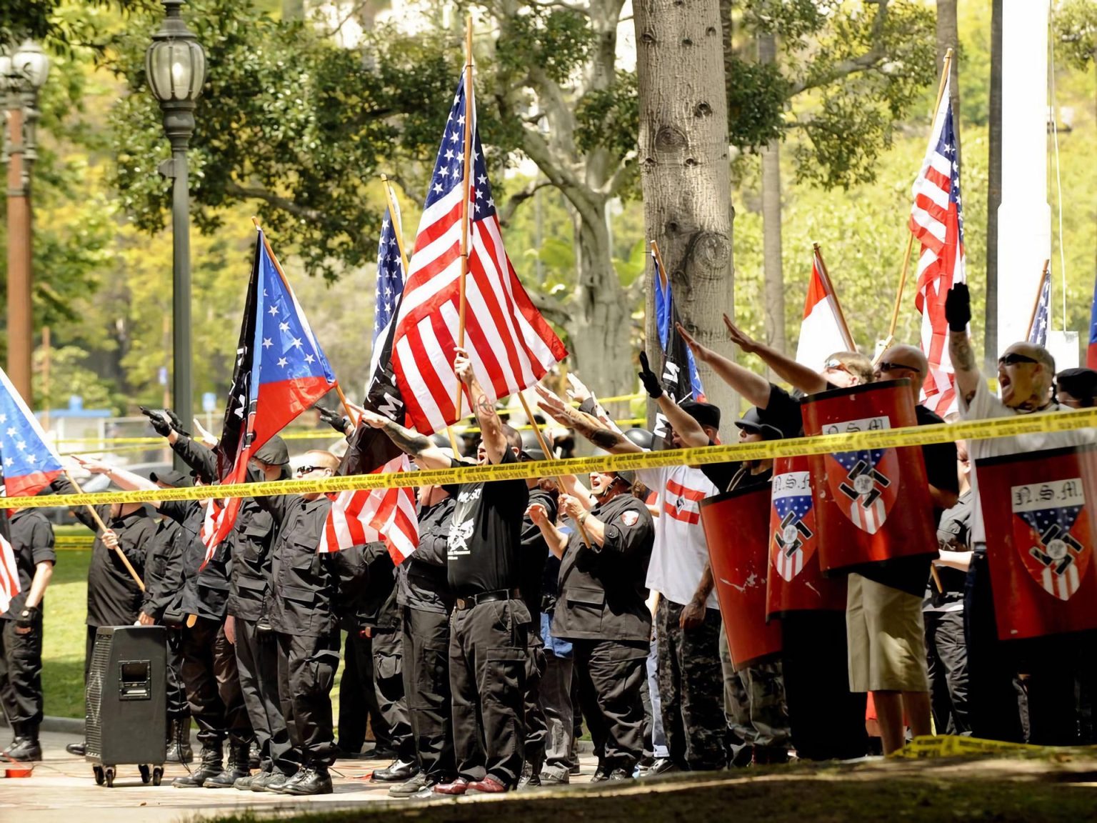 Fotografía de archivo fechada el 17 de abril de 2010 donde aparece un grupo de personas durante una manifestación frente al ayuntamiento de Los Ángeles, California (Estados Unidos). EFE/ Paul Buck