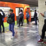 Fotografía de archivo de varias mujeres mientras usan el Sistema de Transporte Colectivo (METRO), en Ciudad de México (México). EFE/Madlia Hartz