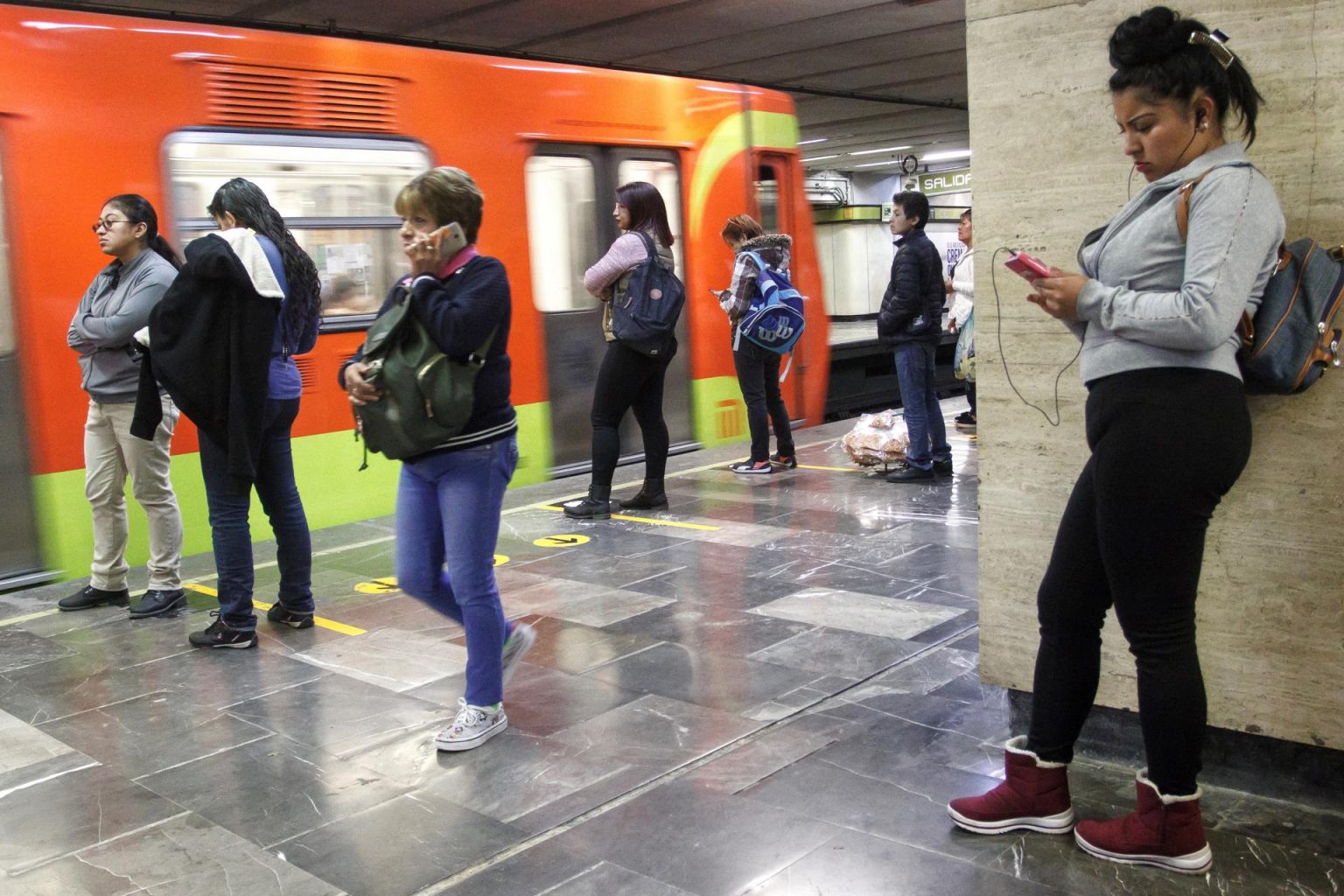 Fotografía de archivo de varias mujeres mientras usan el Sistema de Transporte Colectivo (METRO), en Ciudad de México (México). EFE/Madlia Hartz