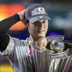 El japonés Shohei Ohtani celebra con el trofeo tras vencer a Estados Unidos en la final del V Clásico Mundial de Béisbol en el estadio LoanDepot Park, en Miami, Florida (EE.UU.), este 21 de marzo de 2023. EFE/EPA/Cristóbal Herrera-Ulashkevich