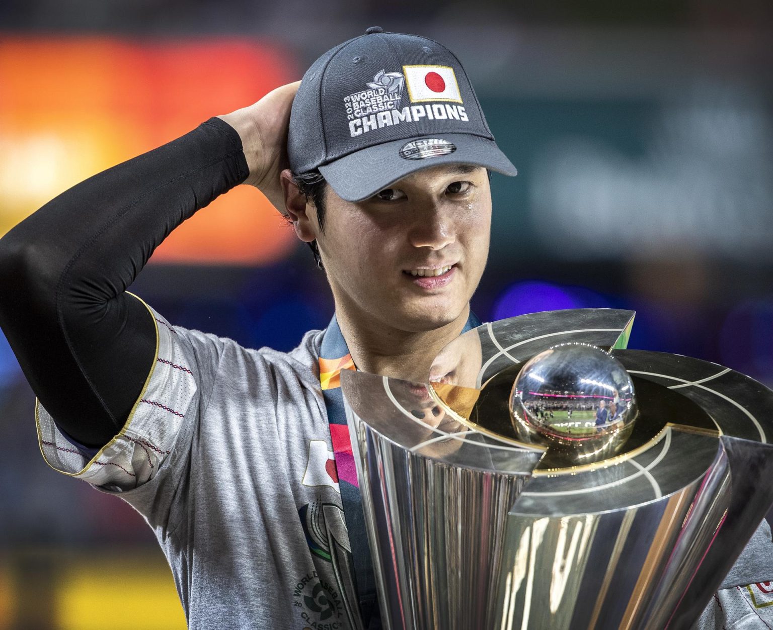 El japonés Shohei Ohtani celebra con el trofeo tras vencer a Estados Unidos en la final del V Clásico Mundial de Béisbol en el estadio LoanDepot Park, en Miami, Florida (EE.UU.), este 21 de marzo de 2023. EFE/EPA/Cristóbal Herrera-Ulashkevich