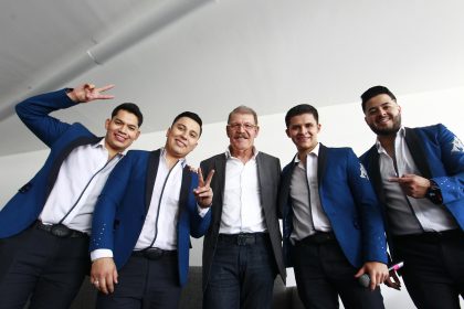 (I-D) Los integrantes del grupo de regional mexicano, la Arrolladora Banda El Limón, Jan Carlos Mauleón, Esaúl García, René Camacho (fundador), Gregorio Corona, y Salvador Arzate, posan al termino de una rueda de prensa hoy en el Auditorio Telmex, de la ciudad de Guadalajara (México). EFE/Francisco Guasco