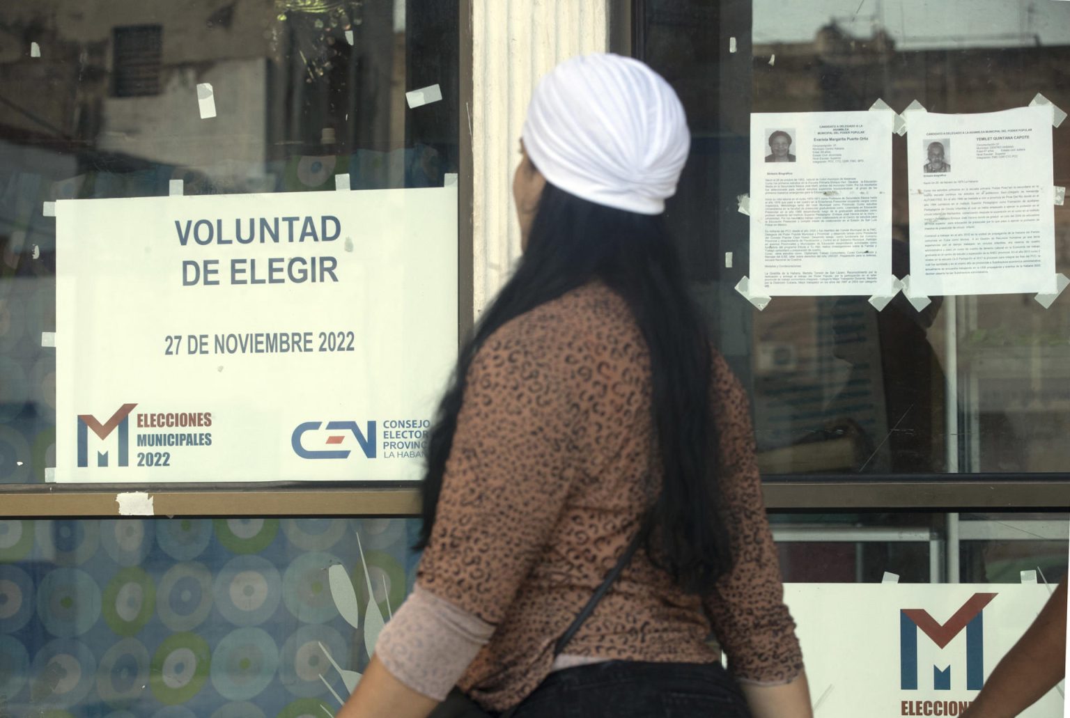 Una mujer camina frente a carteles que anuncian las elecciones locales en La Habana (Cuba). Imagen de archivo. EFE/ Yander Zamora