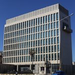 Fotografía de archivo de una vista general del edificio donde funciona la Sección de Intereses de Estados Unidos en La Habana (Cuba). EFE/Alejandro Ernesto