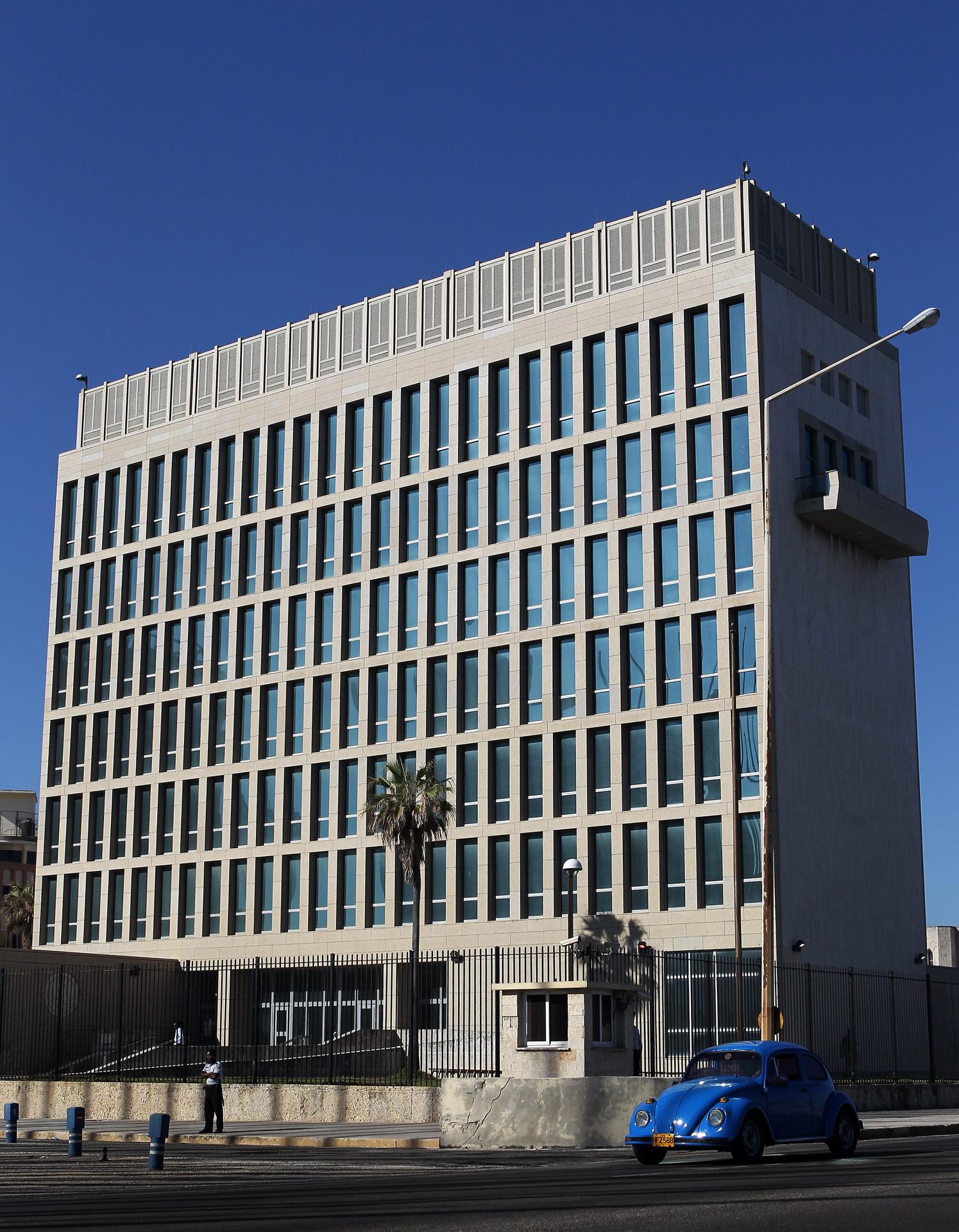 Fotografía de archivo de una vista general del edificio donde funciona la Sección de Intereses de Estados Unidos en La Habana (Cuba). EFE/Alejandro Ernesto