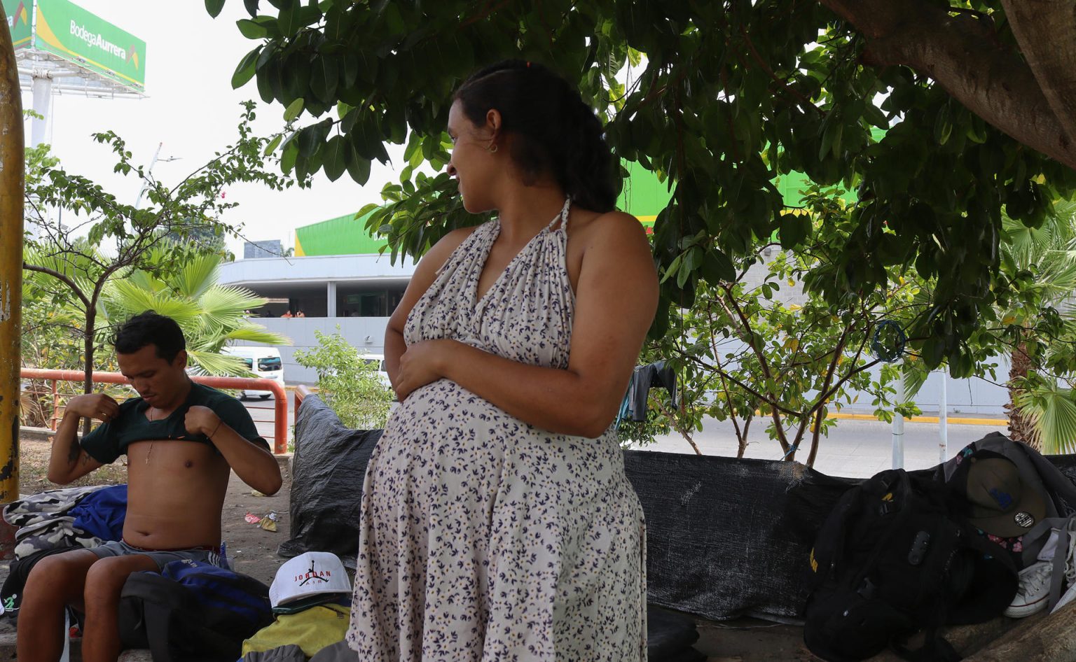 Mujeres migrantes permanecen varadas hoy, en una plaza del municipio de Tapachula en Chiapas (México). EFE/Juan Manuel Blanco