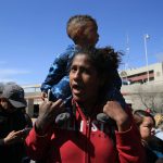 Un grupo de migrantes y familiares de personas fallecidas por un incendio en un albergue protestan, frente al Instituto Nacional de Migración (INM), hoy en Ciudad Juárez, en el estado de Chihuahua (México). EFE/Luis Torres