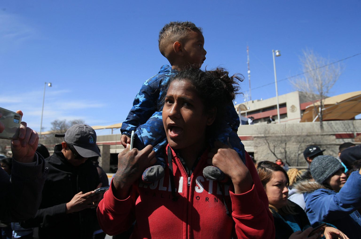 Un grupo de migrantes y familiares de personas fallecidas por un incendio en un albergue protestan, frente al Instituto Nacional de Migración (INM), hoy en Ciudad Juárez, en el estado de Chihuahua (México). EFE/Luis Torres