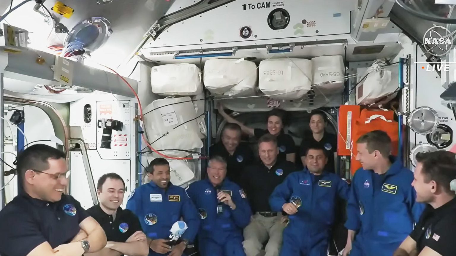 Captura de vídeo cedida por NASA TV donde aparecen los cuatro miembros de SpaceX Crew-6 junto con los siete miembros de la tripulación de la Expedición 68 a bordo de la estación espacial que expandió su población a 11. EFE/NASA TV /SOLO USO EDITORIAL/NO VENTAS/SOLO DISPONIBLE PARA ILUSTRAR LA NOTICIA QUE ACOMPAÑA/CRÉDITO OBLIGATORIO /MÁXIMA CALIDAD DISPONIBLE