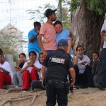 Un grupo de migrantes venezolanos permanecenen el Puente Nuevo de Matamoros, estado de Tamaulipas (México). Imagen de archivo. EFE/ Abraham Pineda-Jacome