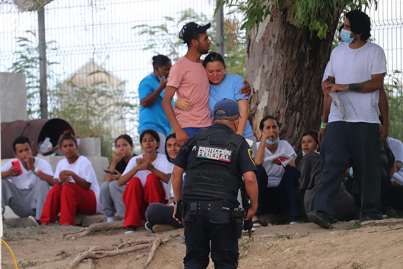 Un grupo de migrantes venezolanos permanecenen el Puente Nuevo de Matamoros, estado de Tamaulipas (México). Imagen de archivo. EFE/ Abraham Pineda-Jacome