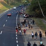 caminan en caravana este jueves, en una carretera de la ciudad de Huixtla, estado de Chiapas (México). EFE/Juan Manuel Blanco