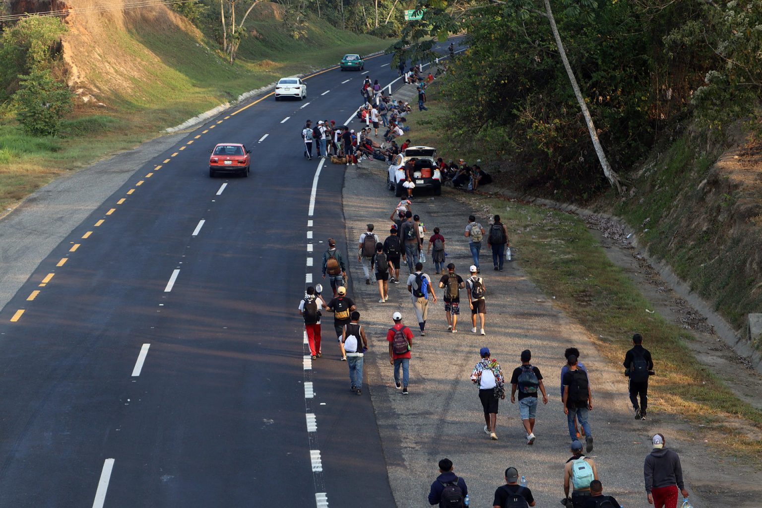 caminan en caravana este jueves, en una carretera de la ciudad de Huixtla, estado de Chiapas (México). EFE/Juan Manuel Blanco