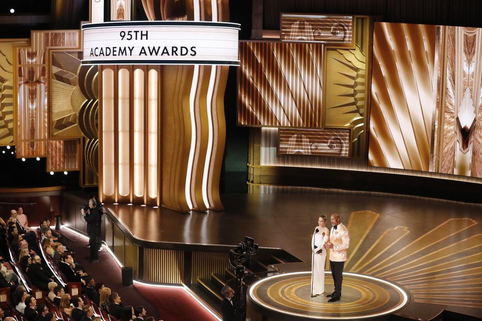 Emily Blunt y Dwayne Johnson durante la 95ª ceremonia anual de los Premios de la Academia. EFE/EPA/ETIENNE LAURENT