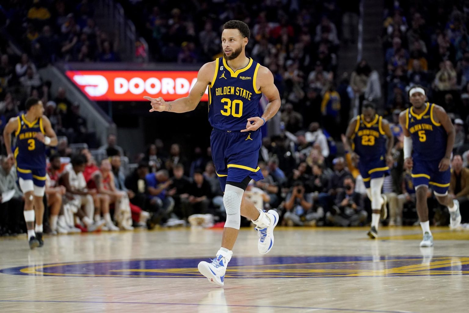 El escolta de los Warriors, Stephen Curry (c), en una fotografía de archivo. EFE/EPA/JOHN G. MABANGLO