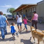 Fotografía de archivo de una familia de inmigrantes hispanos residentes en Tucson, Arizona (EEUU). EFE/Gary Williams